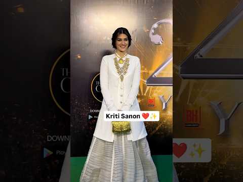 Kriti Sanon At Nexa Iifa Awards Night Green Carpet#kritisanon #IIFA2025 #bollywoodhelpline