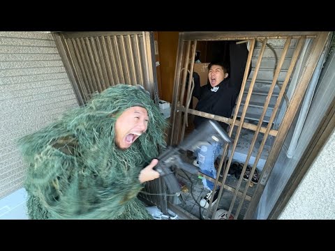 引退した友達の実家に玄関破壊して軍人と突入してみた【ドッキリ】